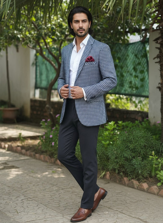 Houndstooth blazer blends classic style