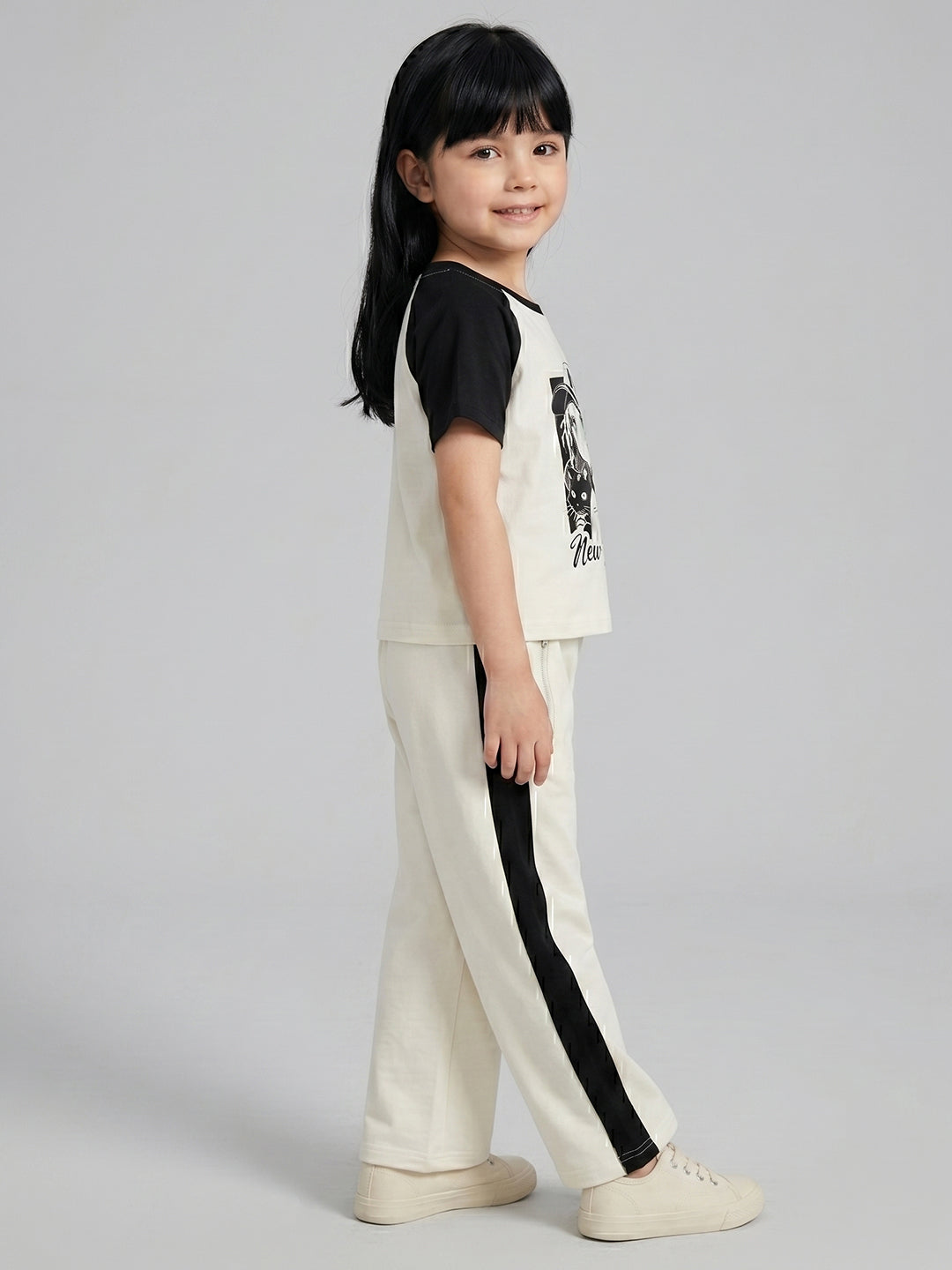 Coolbee Store Kids Girls Clothing Set - Offwhite (KGSSA88) – close-up fabric detail
