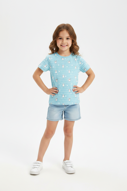 Coolbee Store – Girl in studio wearing light blue cat print tee