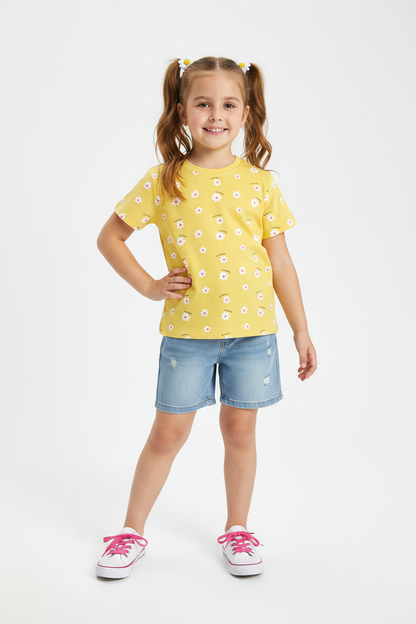 Coolbee Store – Girl in studio wearing yellow daisy tee